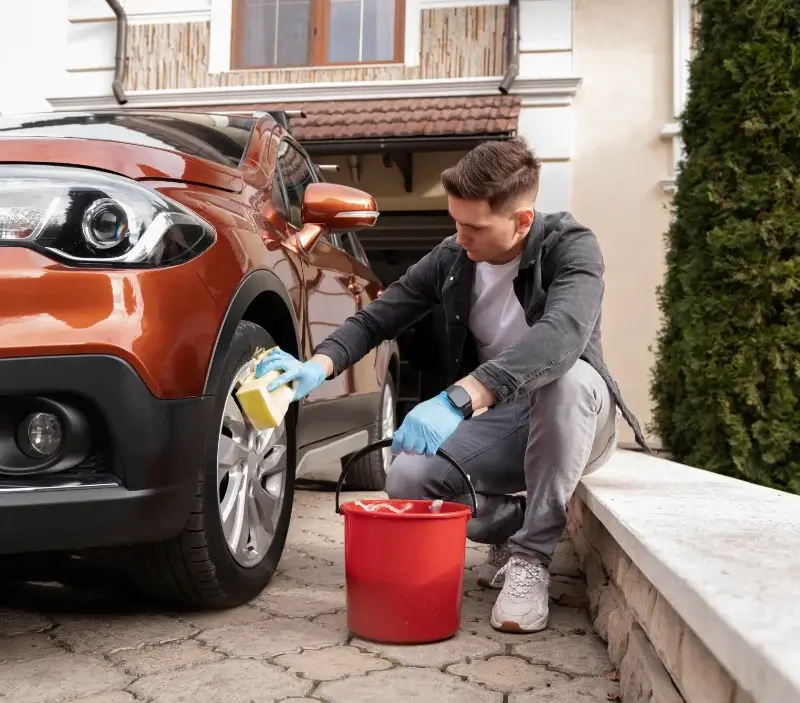 Lavage auto à domicile Roinvilliers : professionnel intervenant sur un véhicule